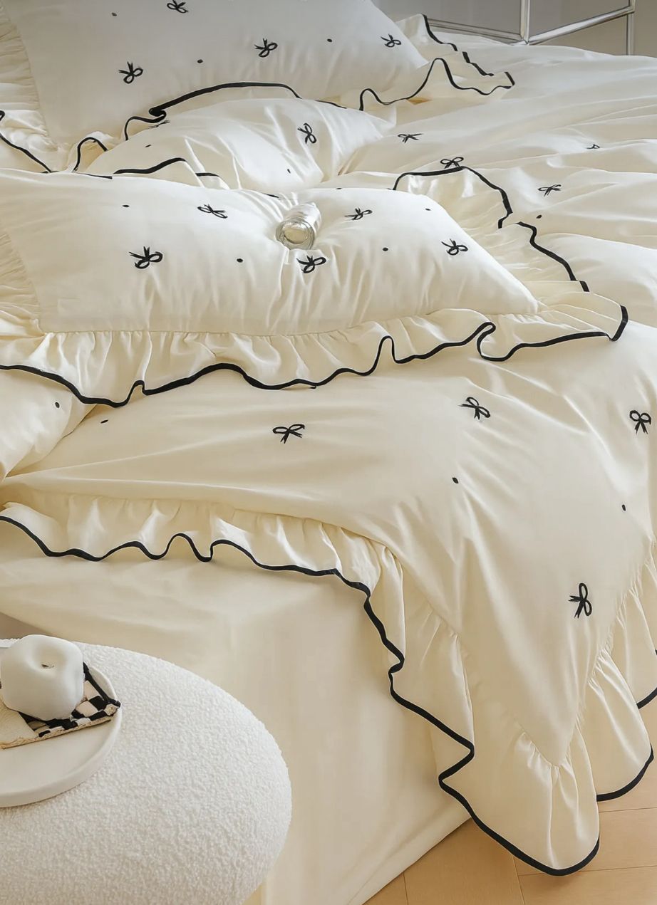 %100 Pamuk Çift Kişilik Fırfırlı Nevresim Seti Fiyonk Desenli - Siyah